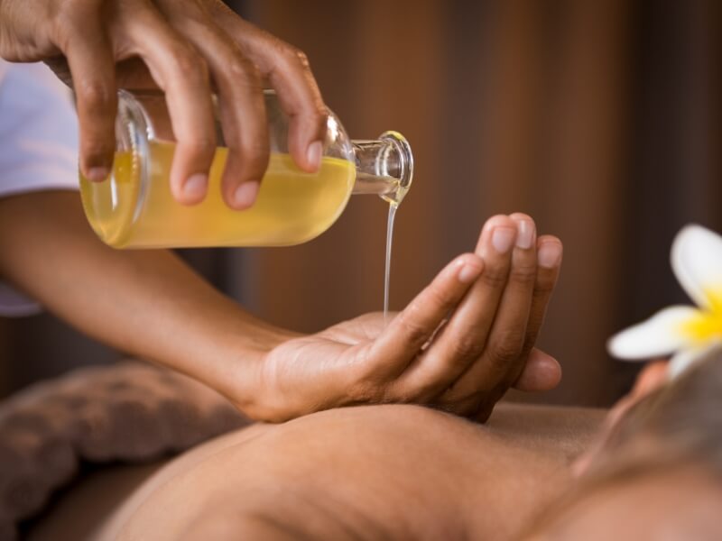 Aroma-Oil-Massage